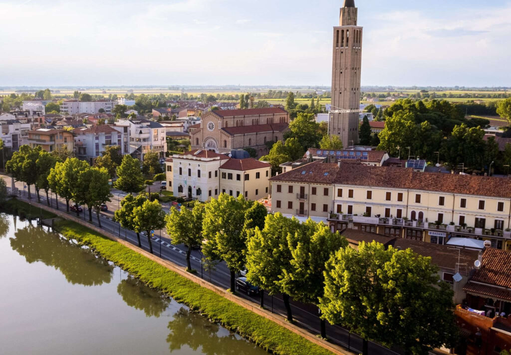 Vista del centro storico di Jesolo con fiume, case e campanile